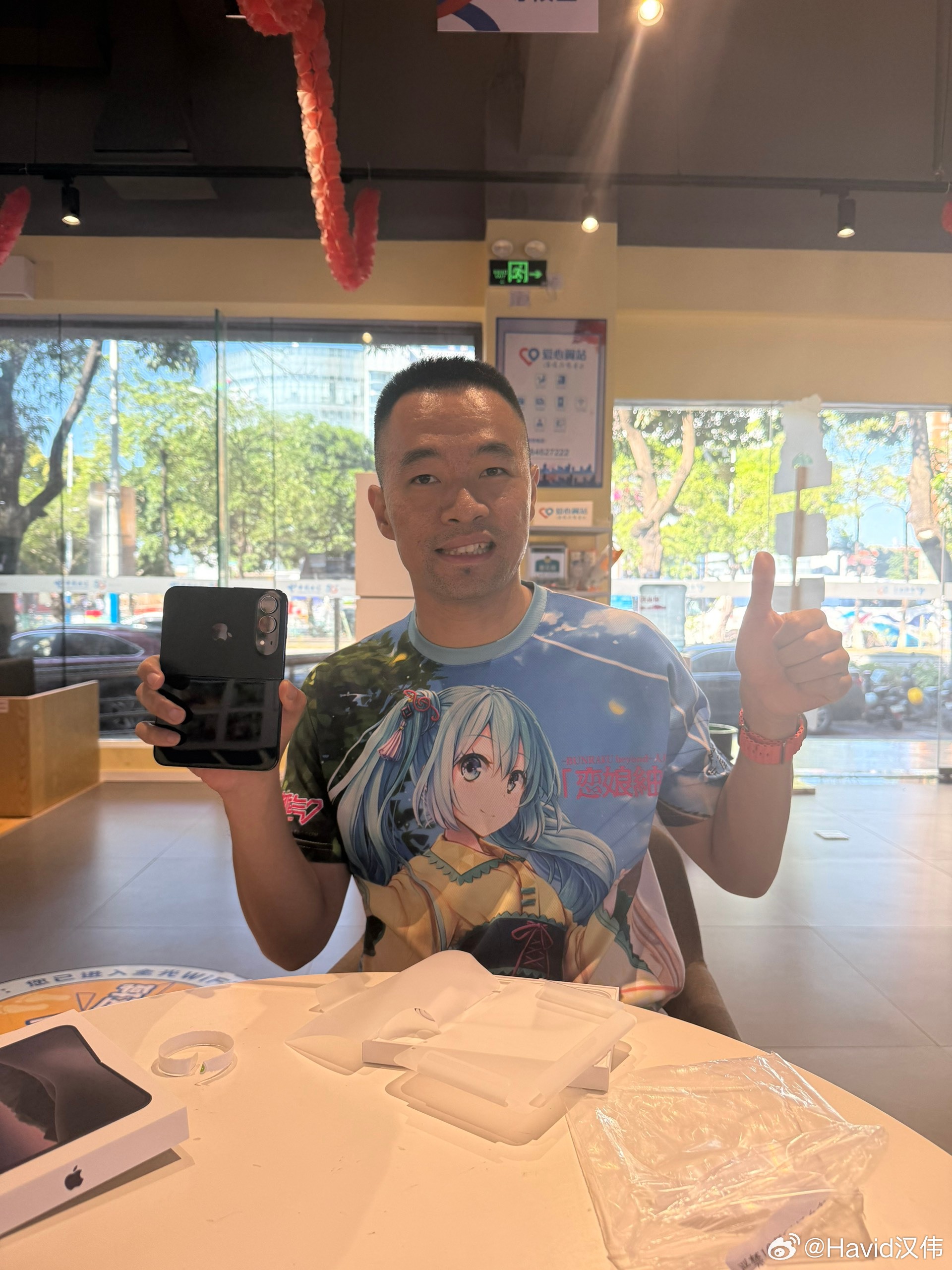 我的iPhone Duo正式添加2年官方AppleCare+服务：今天开始正式裸机安心用iPhone Duo手感真棒！在我角度看来不止比学历，更要比这个：贡献的数字多。不过这也是我买过最贵的手机了，一分钱一分货。欢迎合作，感谢！
——
在Apple珠江新城现场给我的新iPhone Duo弄AppleCare+（AC+），还是那句话：谁发明 ​