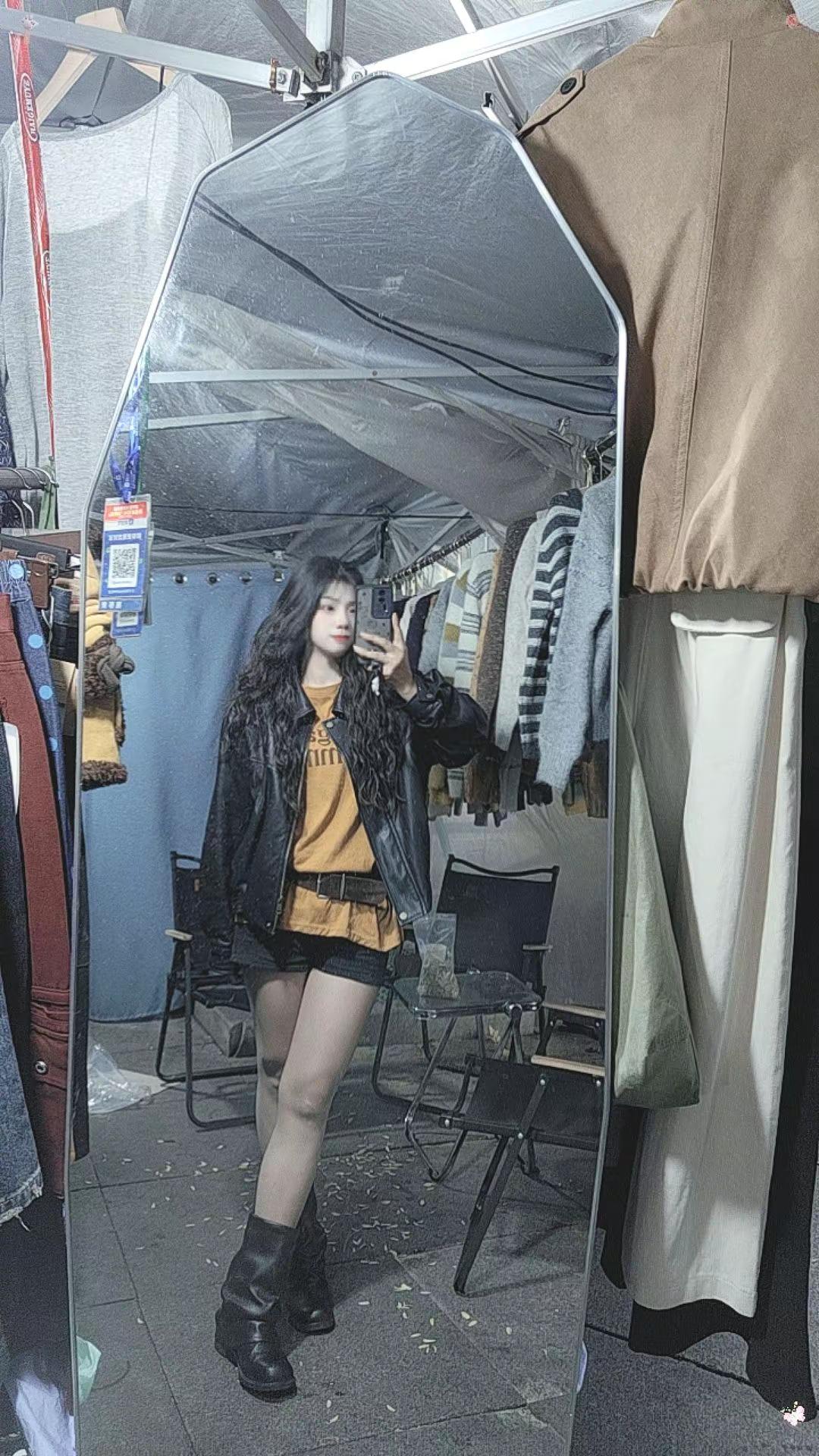 这件皮衣外套真的绝了！搭配短靴，帅气又时髦，轻松拿捏拽姐风～✨   🌟