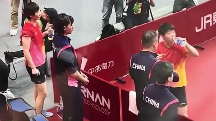 王曼昱1-3输朱雨玲国乒女团惊出冷汗，孙颖莎伤愈独得两分救场，9月22日18:20淘汰赛开打，女团半区暗藏朝鲜劲敌
朱雨玲把王曼昱给赢了。
不是那种运气球擦边擦网捡来的胜利，是9比11、9比11、11比7、13比11，四局硬生生啃下来的。名古屋亚运会乒乓球团体小组赛，中国女团碰中国澳门，第一盘王曼昱