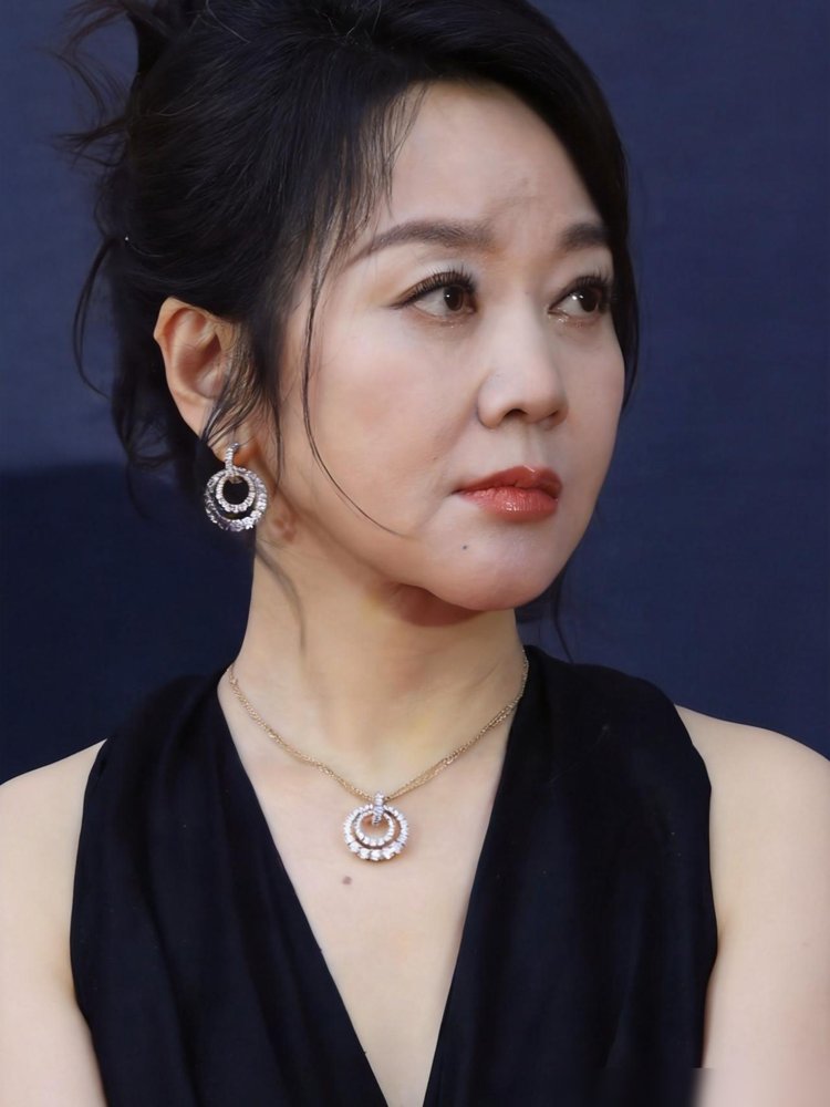 闫妮剧组生图被人拍下来了，素颜，没滤镜，脸上该有的纹路一条没少。
旁边工作人员裹着羽绒服，她穿件旧棉袄蹲台阶上啃苹果，跟纺织厂女工没两样。转头飞天奖红毯，又换了个人，腰背笔直，眼神清亮。
都说她“微醺”，我看是清醒。五十多了，戏里演黄玲能拿金莲花，戏外回西安照顾九十多的爹妈，单着也不急，说相亲也