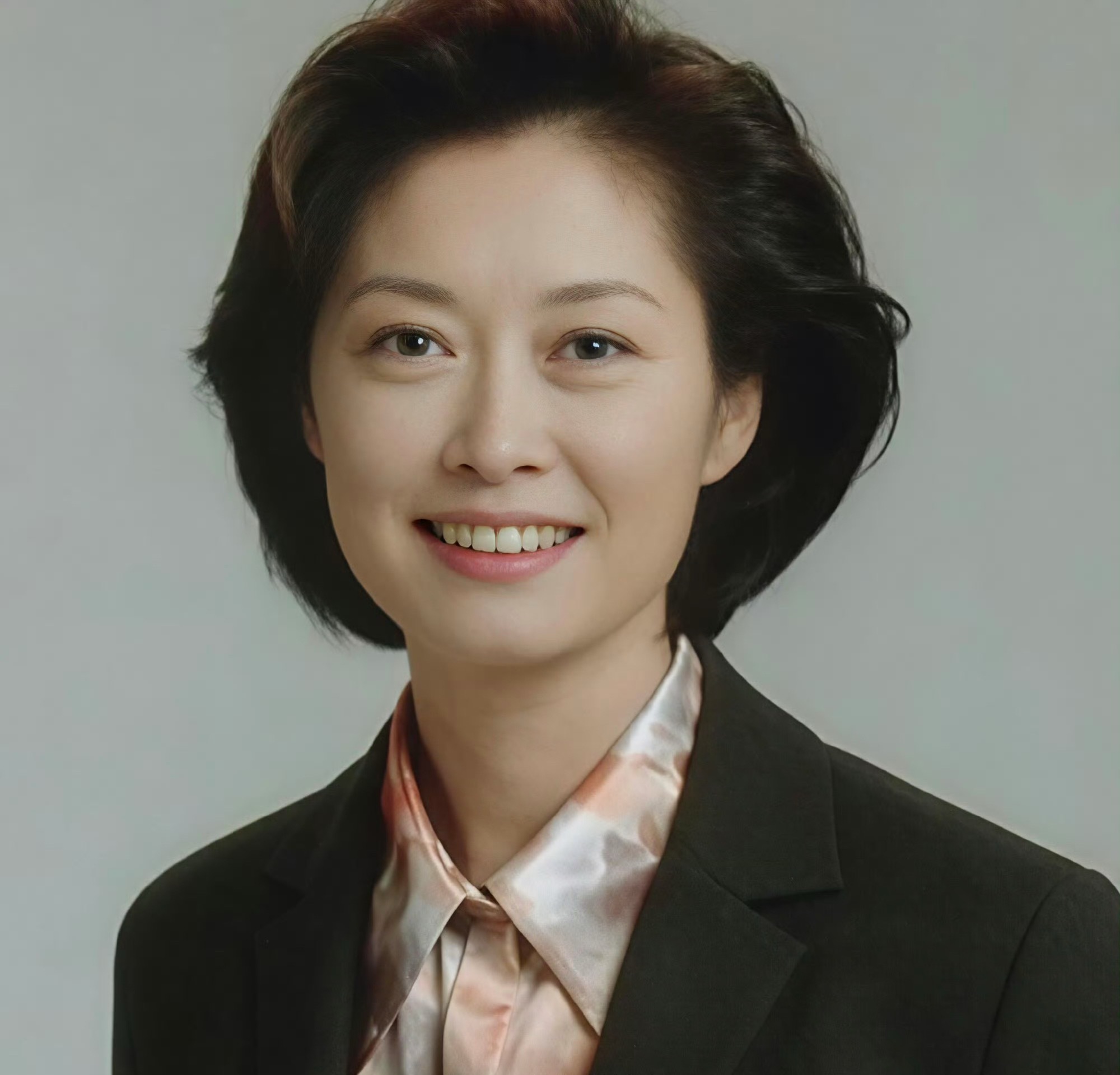 #敬一丹最后一次录节目##敬一丹去世# 
    作为央视知名主持人，她主持的节目陪伴无数观众走过漫长岁月，温和坚定的声音似春风般有温暖人心的力量，始终平和地讲述世间百态、传递正能量，凭专业能力、温柔善良的品格赢得了大众的广泛喜爱与尊敬。
    如今她永远告别了这个舞台，愿她在另一个世界无病 ​