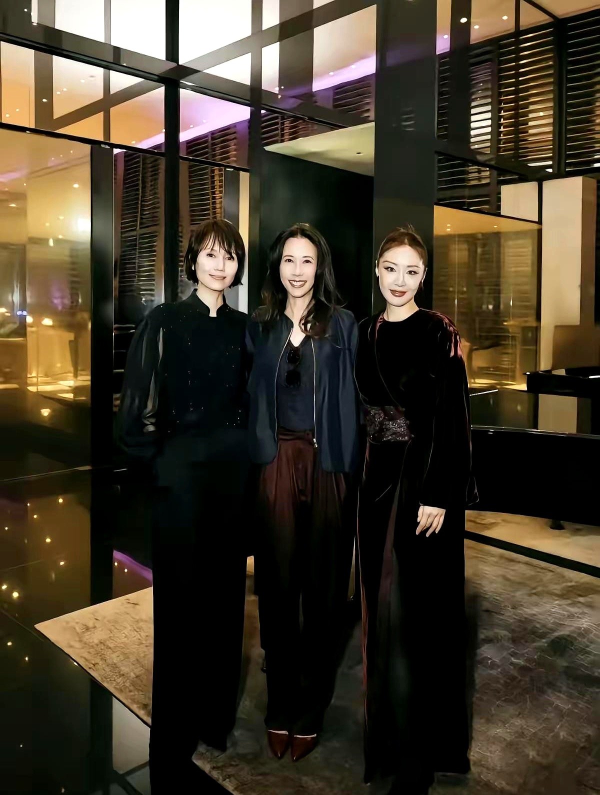 袁泉、莫文蔚、秦岚同台，全穿一身深色，愣是没人被压下去。

女明星同框最怕比，但这三个人站一块儿，完全是神仙打架。袁泉身上那股沉静清冷的书卷气，换别人穿深色容易发闷，她一站那就是从容；莫文蔚依旧洒脱灵动，一身暗调挡不住她的张扬魅力；秦岚则是实打实的温婉大气，成熟女人的风情全写在脸上。

没有花哨剪裁
