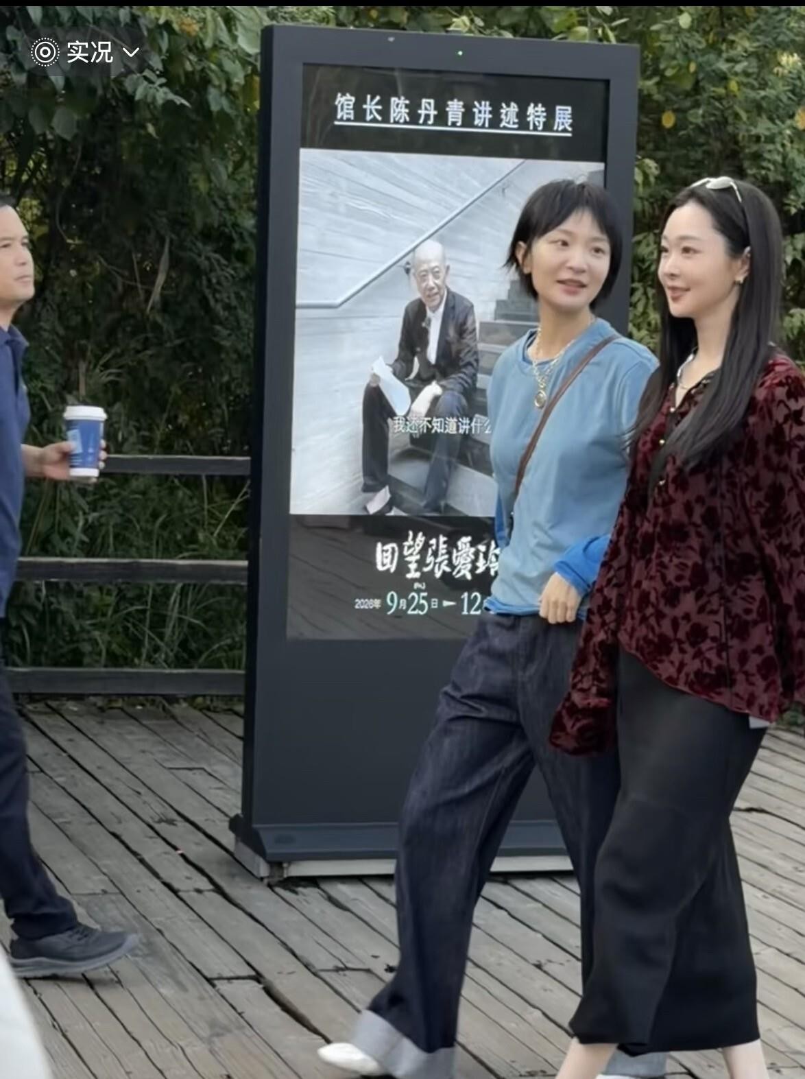 乌镇街头撞见宋轶，没凑上去打招呼，就这么远远看了一会儿。她穿米白条纹衫配黑长靴，在灰墙边站着，又瘦又白，隔远了真像袜口反着光。那身衣服版型偏宽，换人穿容易垮成居家服，她肩窄腰细才撑得住。网上老有人讲看不懂她长相，可她就是干干净净、乖得有辨识度那挂的。早几年大家提起她全是好感，后来恋情传闻没断过，不官