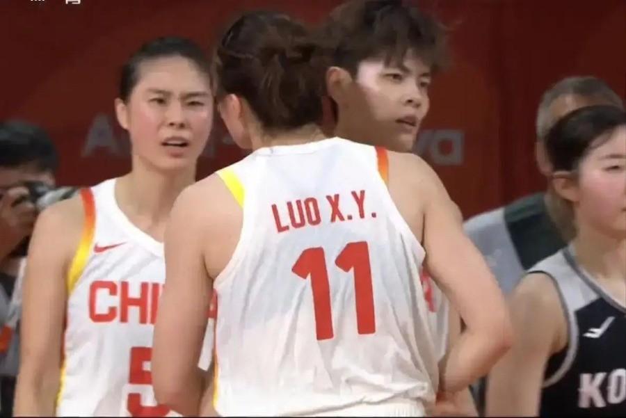 女篮摘铜牌王思雨杨舒予当场摘下，32年首次无缘决赛，三个28岁老将恐集体告别，后卫线只剩一个人能用，下届亚运谁来顶？
王思雨把铜牌挂上脖子不到三秒，手指一勾就摘了下来，攥在手心里攥到指节发白。她右脚踝三条韧带，一条完全断裂，一条撕裂，只剩最后一条硬撑着，每天靠止痛药和消炎药顶上场
这不是某一场的意外