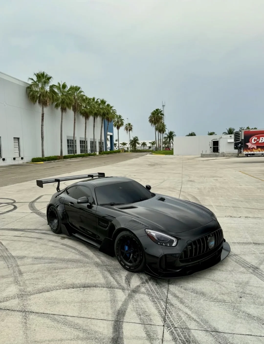他买到黑武士AMG GT了！