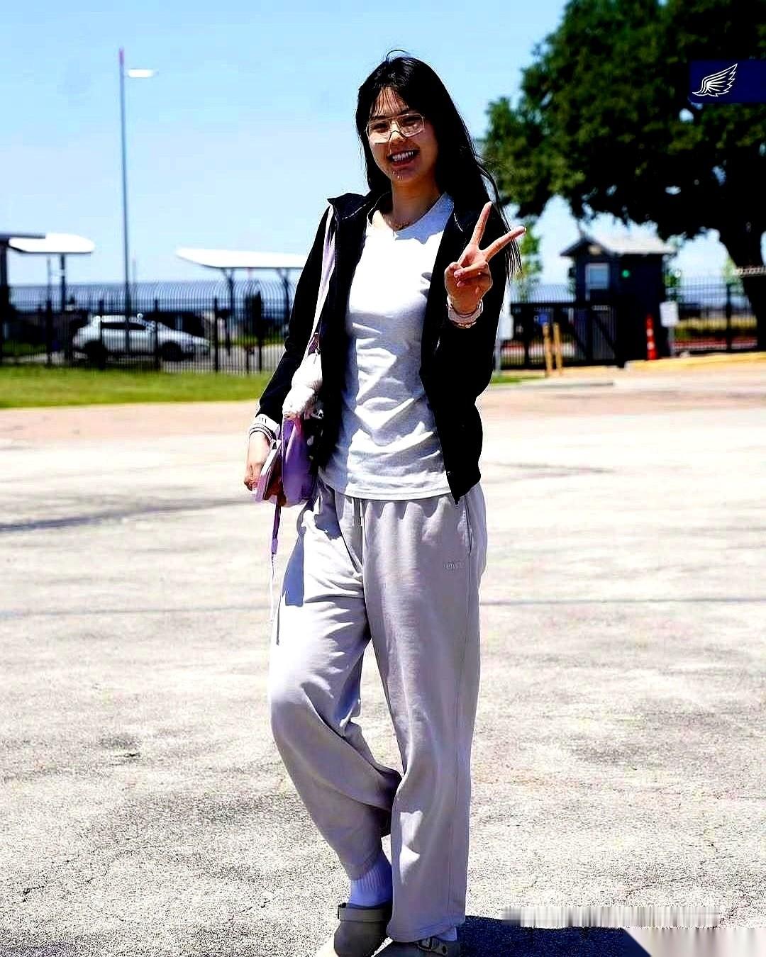 凌晨4点，连续坐了四场冷板凳的李月汝，终于一把扯开外套拉链，大步踏上球场。
没有试探，上去就是绞肉机般的对抗。短短12分钟，她扛着对方球员3次强起，罚球线4罚3中，硬生生从人堆里拼出6分4篮板。防守端更是一记抡圆了胳膊的火锅，把对手的投篮结结实实地扇飞。
这12分钟一出，信号彻底明牌：她离国家队报到
