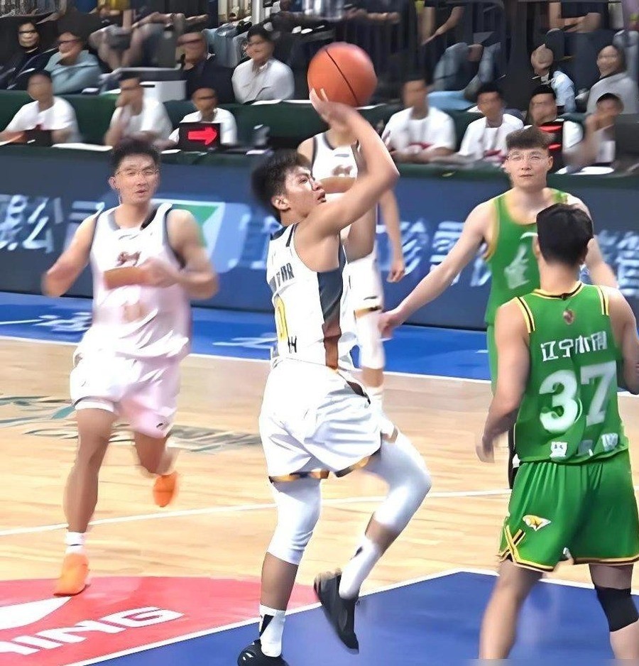 四川男篮上赛季0胜42负，跨赛季47连败。2026年10月11日季前赛打辽宁，73比104，又输31分。但这场比赛结束之后，四川球迷讨论的不是输球。是一个替补打了9分钟的19岁后卫，7投5中，拿了11分，防他的是赵继伟。
他叫骆金州。
9分钟11分，拆开看是什么
先看这9分钟是怎么来的。
第四节，四
