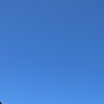 崖尖衔碧海，晴光漫白滩天空被洗成了一块透亮的钴蓝，没有一丝云絮，纯粹得...