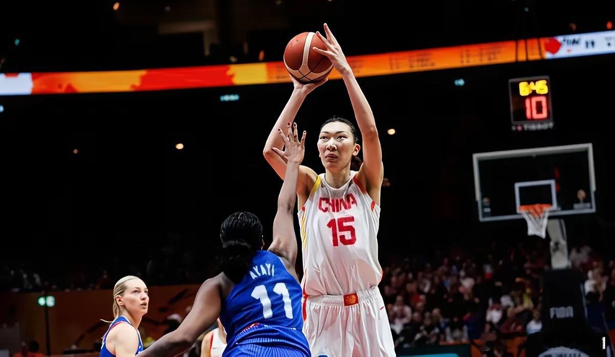 法国女篮教练评价韩旭：“韩旭不愧是WNBA出身，非常出色，我们严防下她依然能得分，中距离、三分都有，是很全面的中锋，我非常欣赏她。”
本场韩旭砍下21分9篮板，拼尽了全力。法国队清楚韩旭是中国女篮最强点，全程对她重点盯防。高强度防守下韩旭仍能打出顶尖表现，实力毋庸置疑。
但韩旭也会累，需 ​