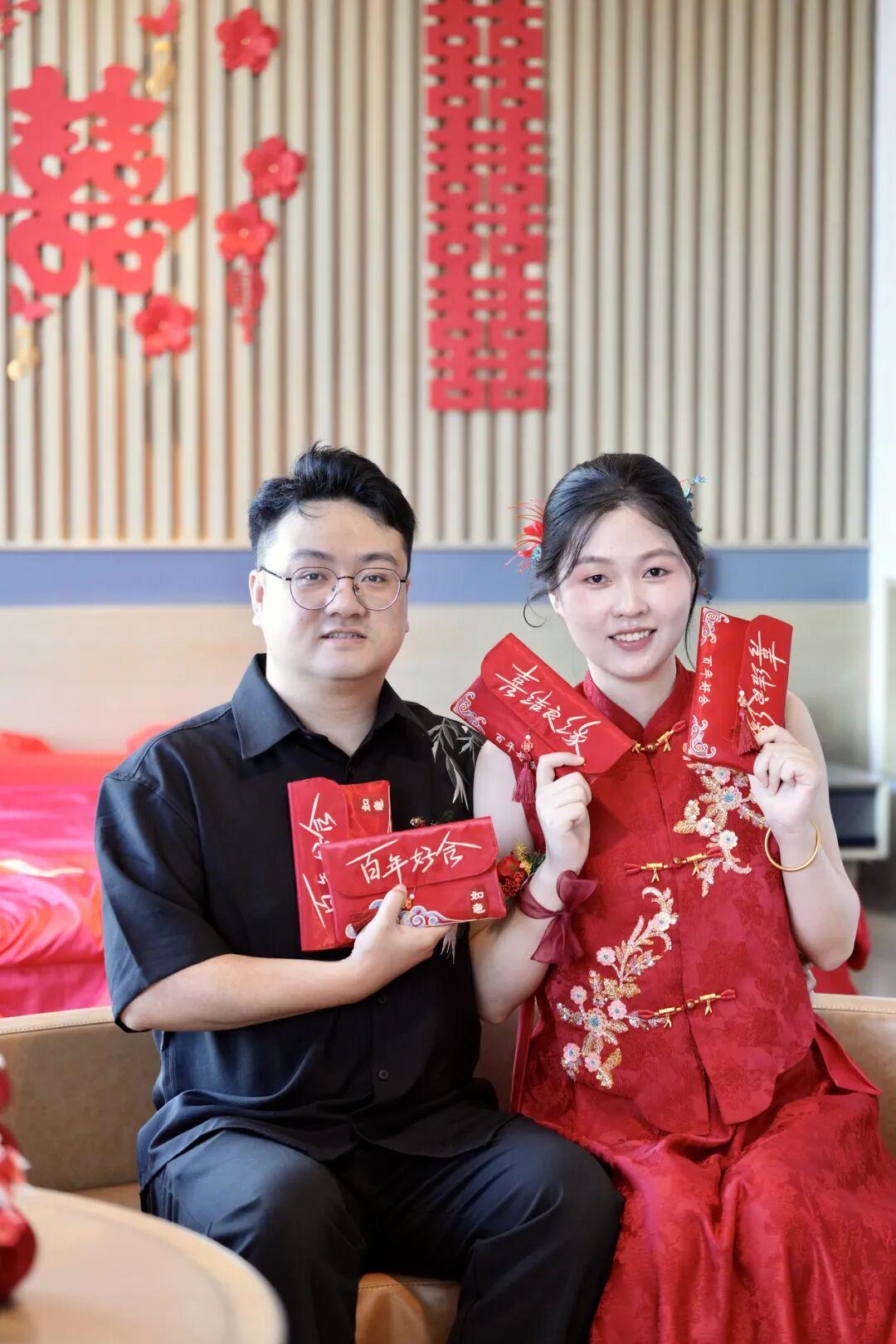 咱实打实说 这才是真的不折腾

我跑社会新闻这么久，见过太多婚礼把一家人累得人仰马翻：新人凌晨3点爬起来化妆，站完大半天脚肿得塞不进高跟鞋，爸妈提前半个月连轴转，不少办完礼直接累倒挂水。之前中青报的调查我也瞅了，现在办一场普通传统婚礼平均花17万，相当于小两口8个多月的总收入，钱大半砸在千篇一律的走