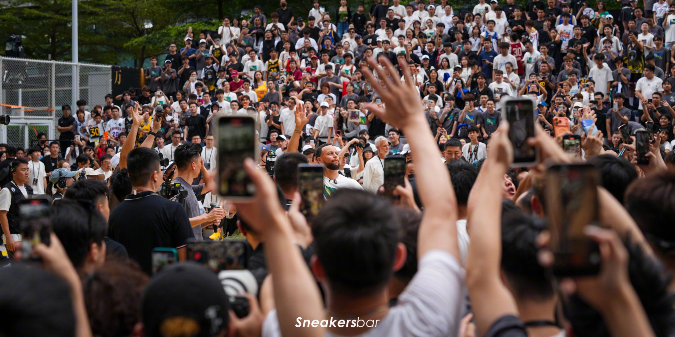#2026库里中国行# 深圳站

库里与粉丝超清大图，包括楼上哪位粉丝也给你合上影了📷

#万向皆开# ​