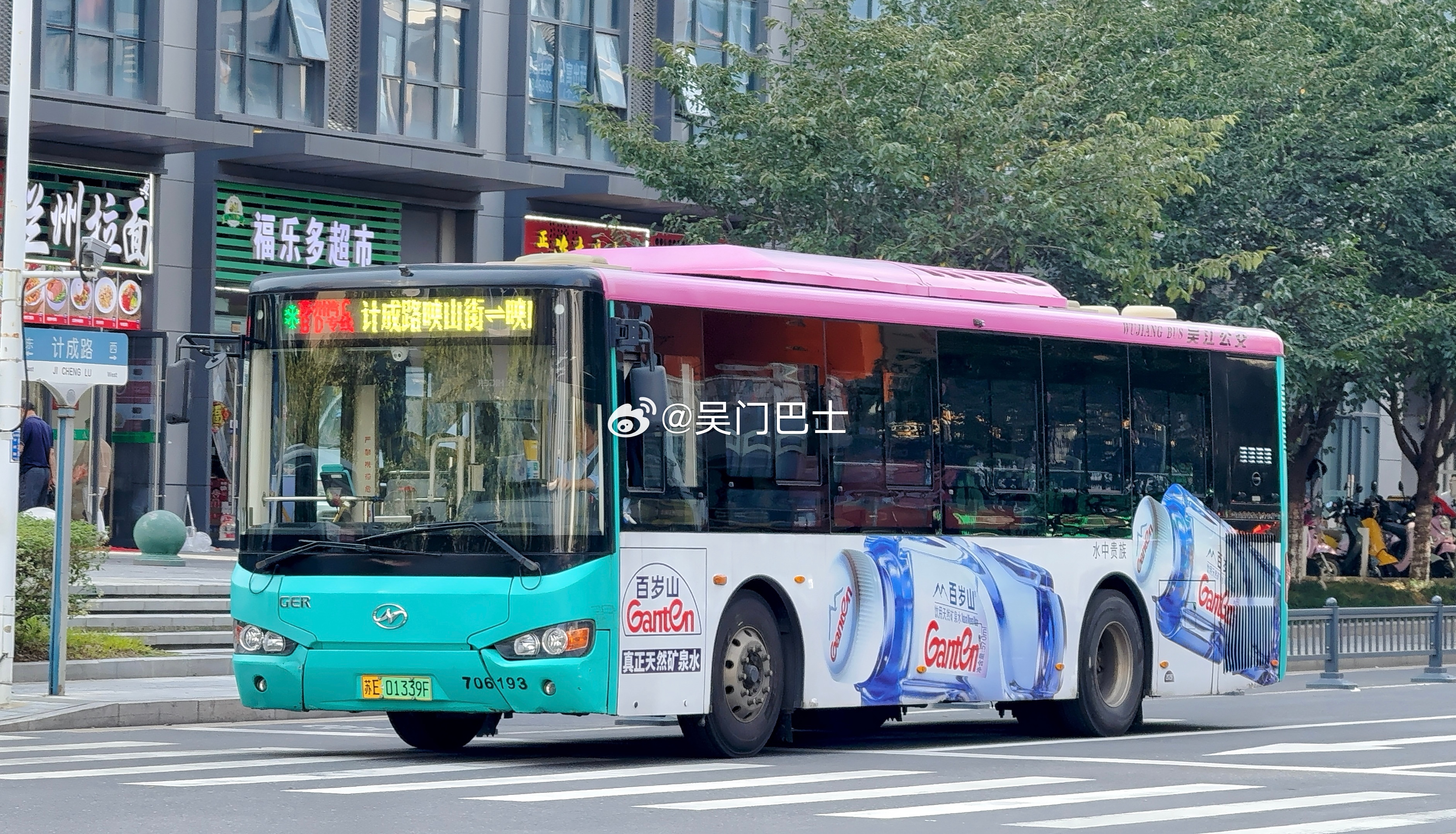 『公交掠影』旗舰间隔让小油电偶尔需要多休息下

国庆节前几天持续阴雨天气，导致苏州湾CBD专线收获的客流非常一般，假期末尾两天逐渐放晴，专线的客流才有所起色，用8米级车辆运营能有不错的上座率，偶尔还能在线上看见10米级大车的身影。

在CBD专线开线第一天其实就已经出现过10米级大车的身影，当 ​
