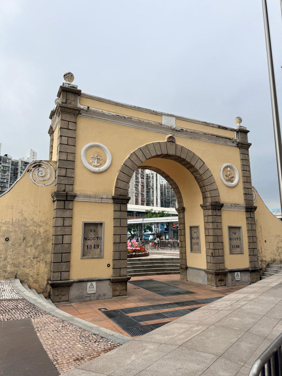 两名持旅游签注入境的内地女学生，因为一次400元时薪的有偿旅拍被澳门警方当场截获，最终雇人的和拍照的双双被查，一个面临刑事指控，一个被移交劳工局。 一、事件经过- 身份与动机：20岁的内地女学生张某，