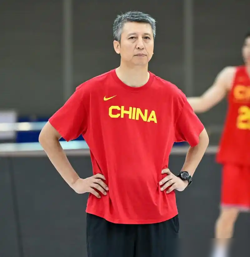 绝了，杨瀚森9投8中砍19分，最后2.2秒接球转身打板绝杀黎巴嫩。数据栏填满，正负值+16，这效率放整个亚洲都罕见。
可你再往前翻，同一批人，刚被韩国队摁着打。赢澳大利亚那场，也是这批人。起伏大到离谱，像开盲盒。
问题根本不在教练，也不在某一场手感。是球员在国家队没有卖命的理由。CBA俱乐部利益
