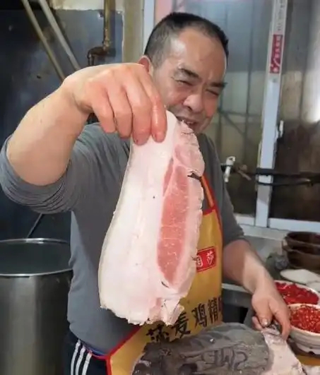 #社会热点聚焦# 三片回锅肉卖105元，是物有所值还是“天价宰客”？一一近日，成都一家餐馆的“天价回锅肉”引发热议。

店家回应称，这份回锅肉选用连山地区粮食喂养的生猪，一头四五百斤的猪仅能产出几片这种规格的肉片，每片重达七八两，且三片起售。店家表示，店内还提供10元至25元不等的平价回锅肉 ​