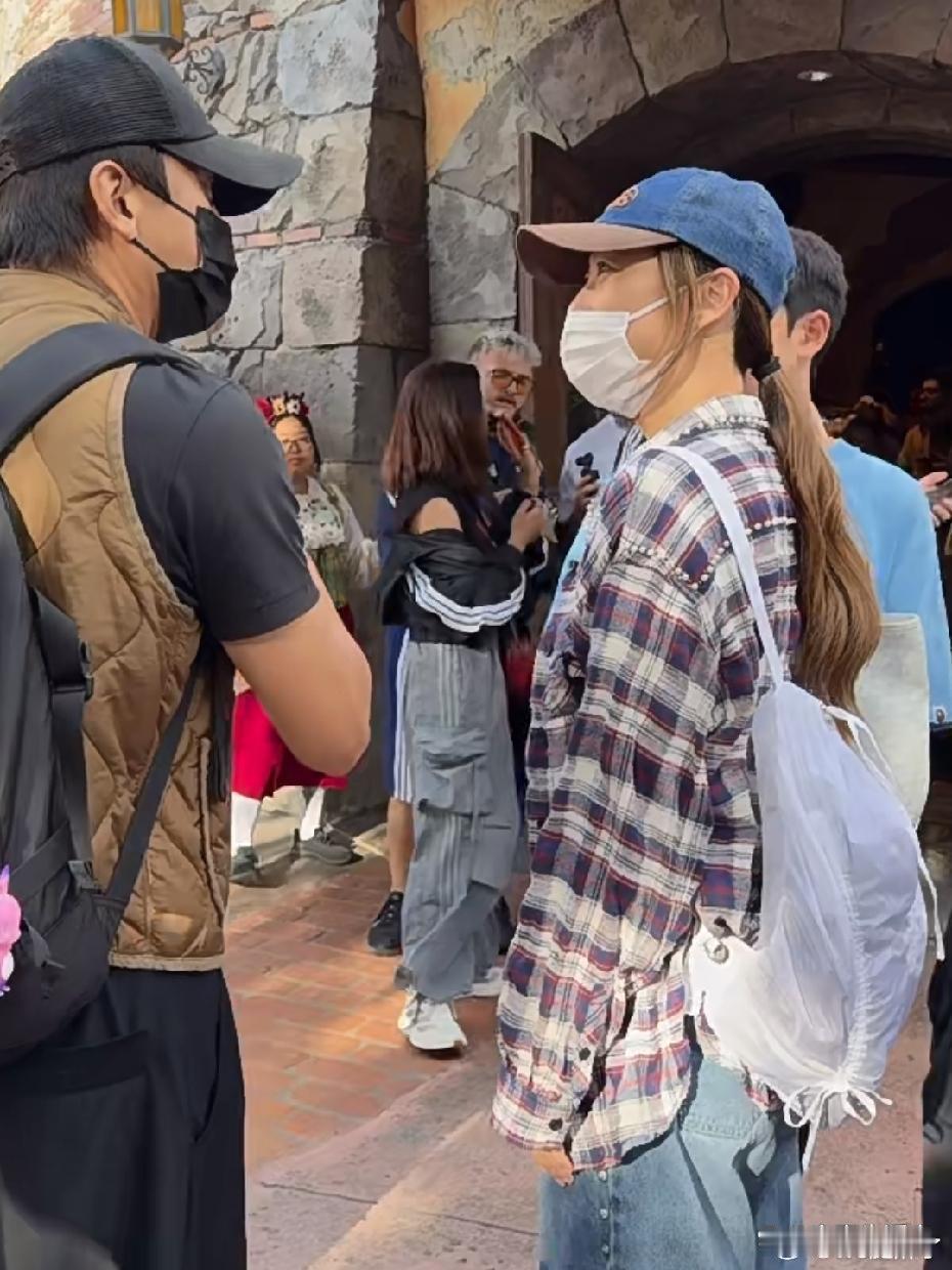 应采儿带娃游迪士尼，偶遇邓超路边热聊，13岁大儿子Jasper身高猛蹿好抢眼 ​