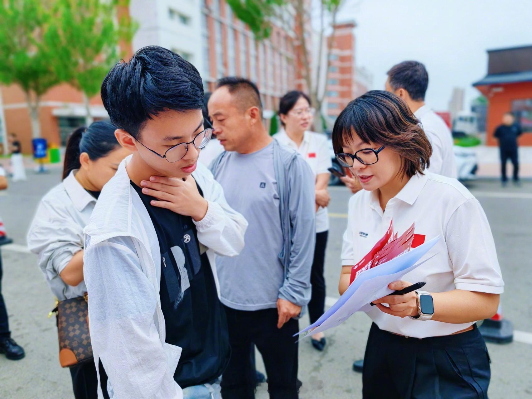 #联通客户日#【AI产品进校园，暖心服务护航开学季】近日，中国联通走进黑龙江大庆多所高校迎新现场，依托联通客户日开展主题服务，把通信服务阵地前移到新生报到一线，为学子提供一站式暖心服务。
活动现场设立校园通信服务咨询台，工作人员向报到新生和陪同家长讲解校园专属通信权益，普及电信反诈、 ​