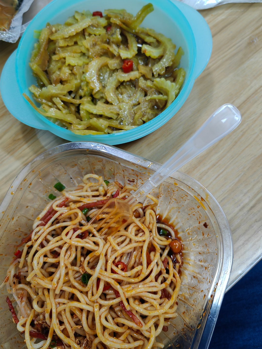 今天我的晚餐，就比多了一点点鸡丝[哈哈] ​