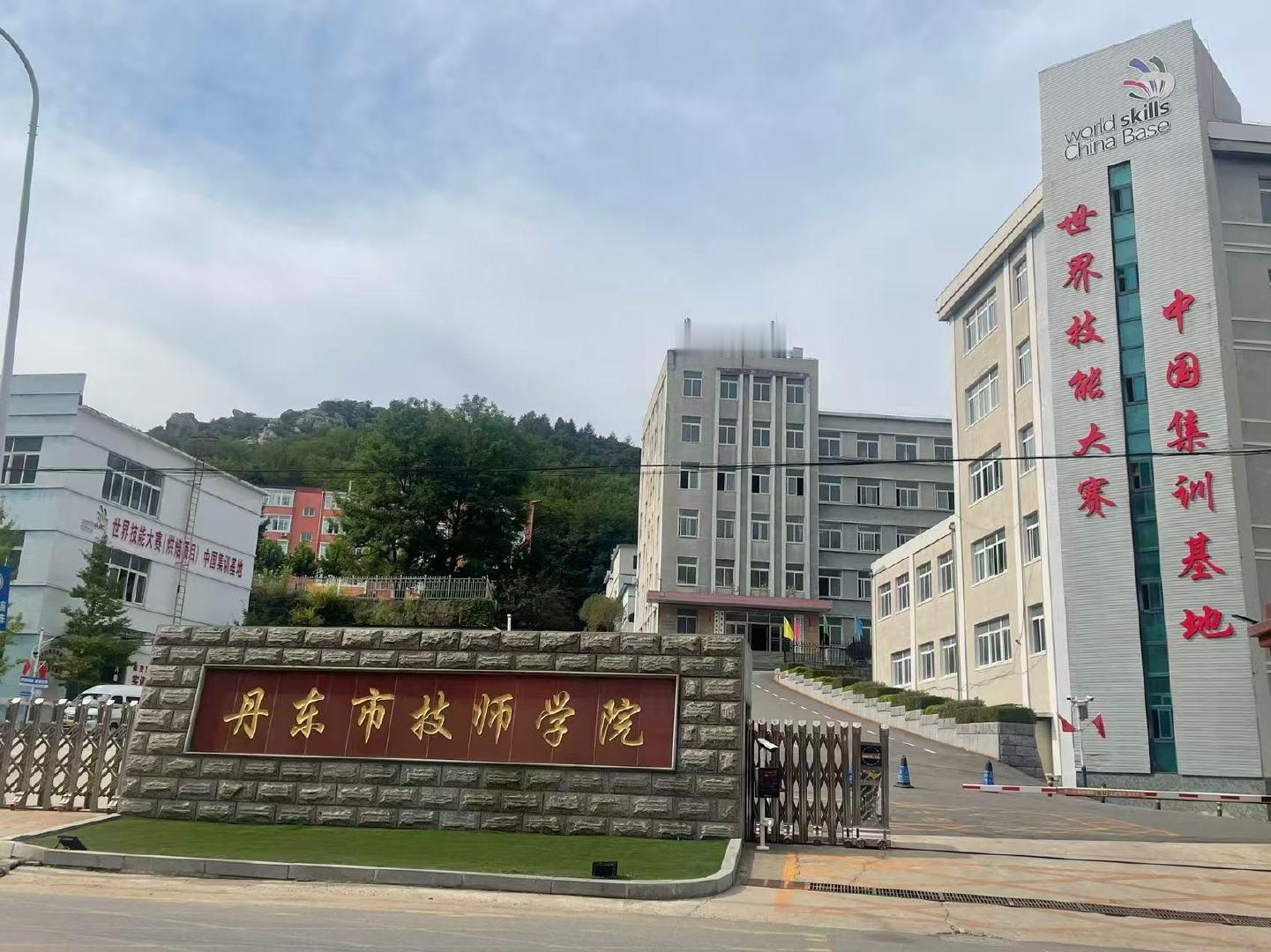月初时小伙伴去丹东玩，特意打卡了刘宇宁曾经就读过的丹东二技校，上面硕大的“世界技能大赛（烘焙项目）中国集训基地”，当时发照片给我我居然没留意[捂嘴哭][捂嘴哭]

如今，刘宇宁却站上了第48届世界技能大赛的舞台，不是参赛，而是作为闭幕式的压轴表演嘉宾。这种感觉好奇妙，刘宇宁真棒[点赞] ​