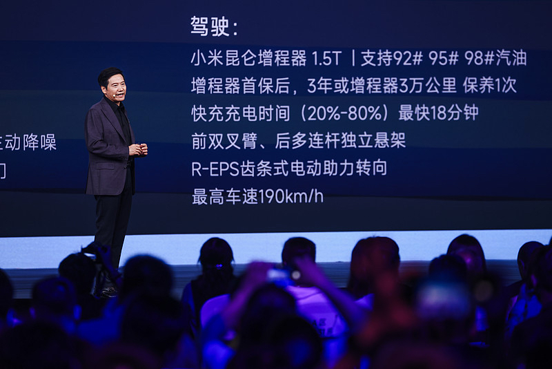 小米澎程刚出的12.99万起的增程SUV，直接把同级别增程车的价格门槛砸到了13万以内，这步棋走得确实够狠。
现在市面上同尺寸的增程SUV，哪怕是二线品牌，起售价基本都卡在15万往上，不少配置还抠抠搜搜，连基础的L2辅助都要选装。澎程直接把300km纯电续航、大尺寸中控屏、全套辅助驾驶都做成了标配，