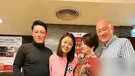 霍建华跟岳父岳母同框，评论区居然没一个骂的。
画面里他站老丈人旁边，手自然搭着，林心如挽着妈，四个人笑得不端着。没刻意秀，也没躲镜头。
想想他这些年，结婚十年，不接烂戏，不混饭局，在家就吃林心如做的卤猪脚、番茄炒蛋。老婆说他“满好养的”，他真就活成了个普通女婿。
林心如反倒越折腾越猛，开第二家