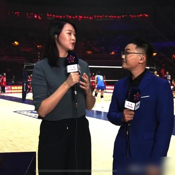 刚打出身价就落选！郭中楠无缘中国女排亚运太意外。
9月1日排协公布亚运12人名单，郭中楠从亚锦赛14人阵容中出局。
她决赛替补轰出11：0发球高潮，半决赛15扣8中零失误，大赛状态完全在线。教练组副攻只留3个名额，她和核心王媛媛技术高度重叠，右翼牵制力不足，最终败给了网口更高、2号位更有优势的新