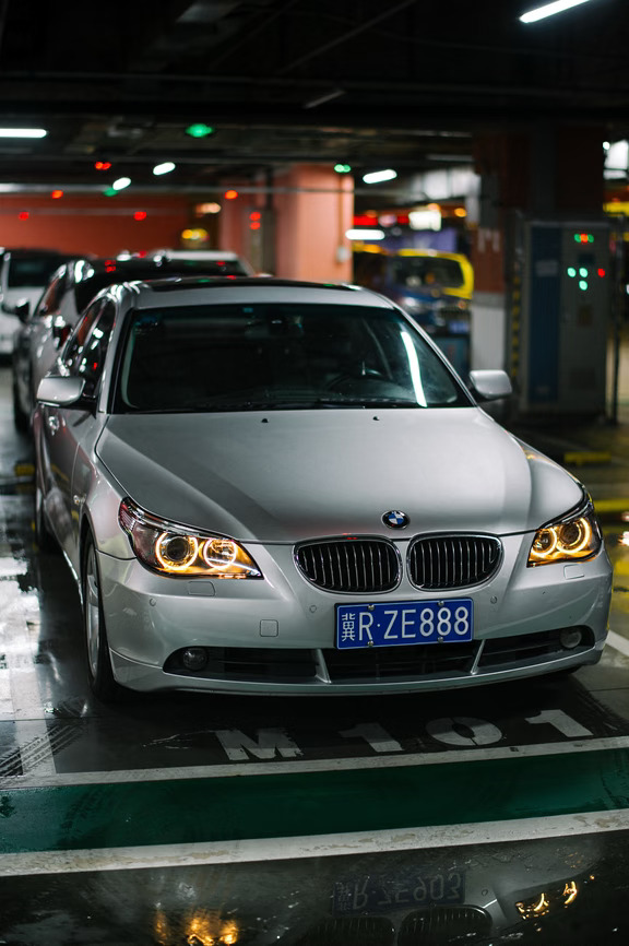 驾驶 2006 年宝马 5 系 E60