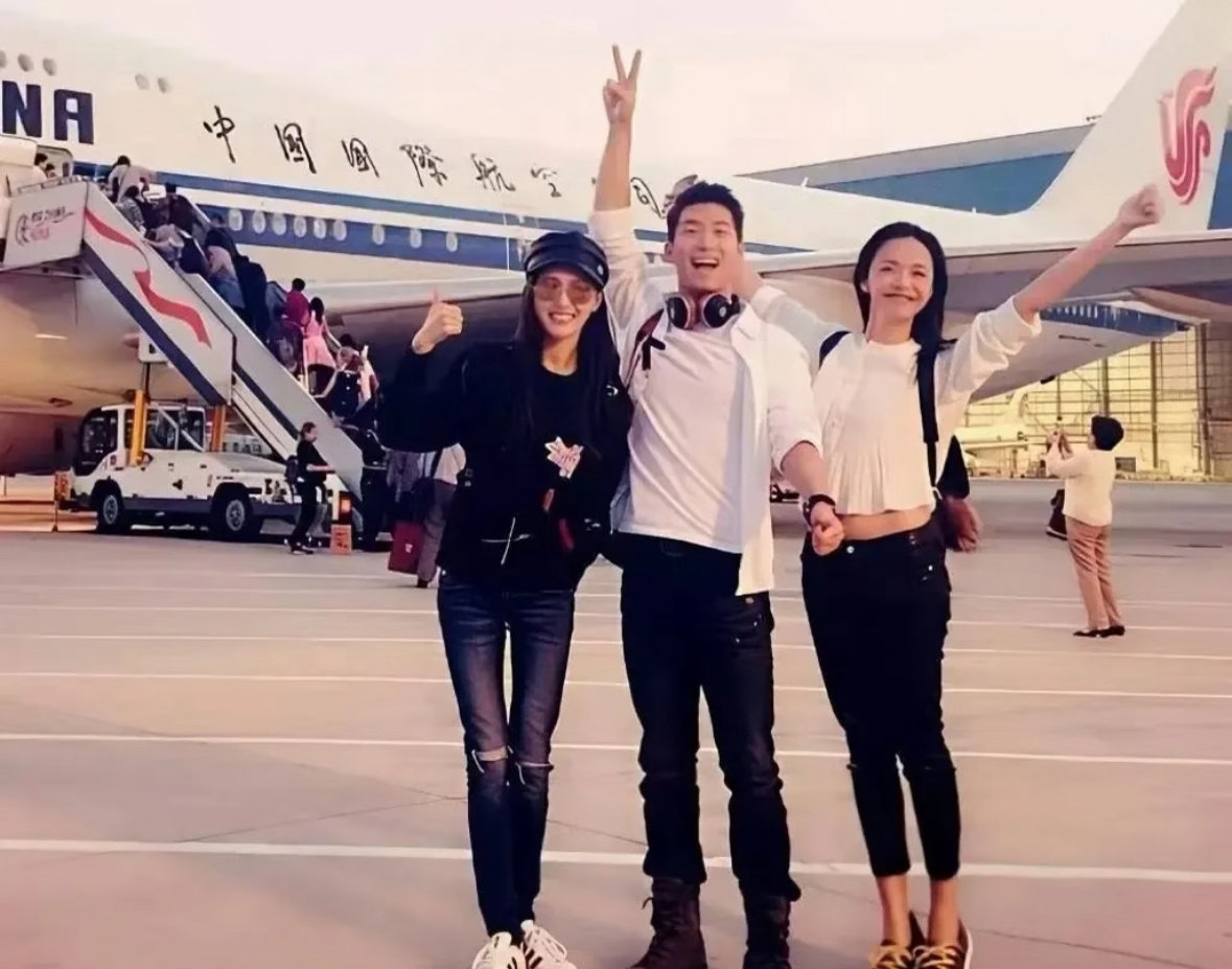 这是窦骁、姚晨、唐嫣三个人在机场的合影。三个人全部都笑容满面，特别开心。 ​
