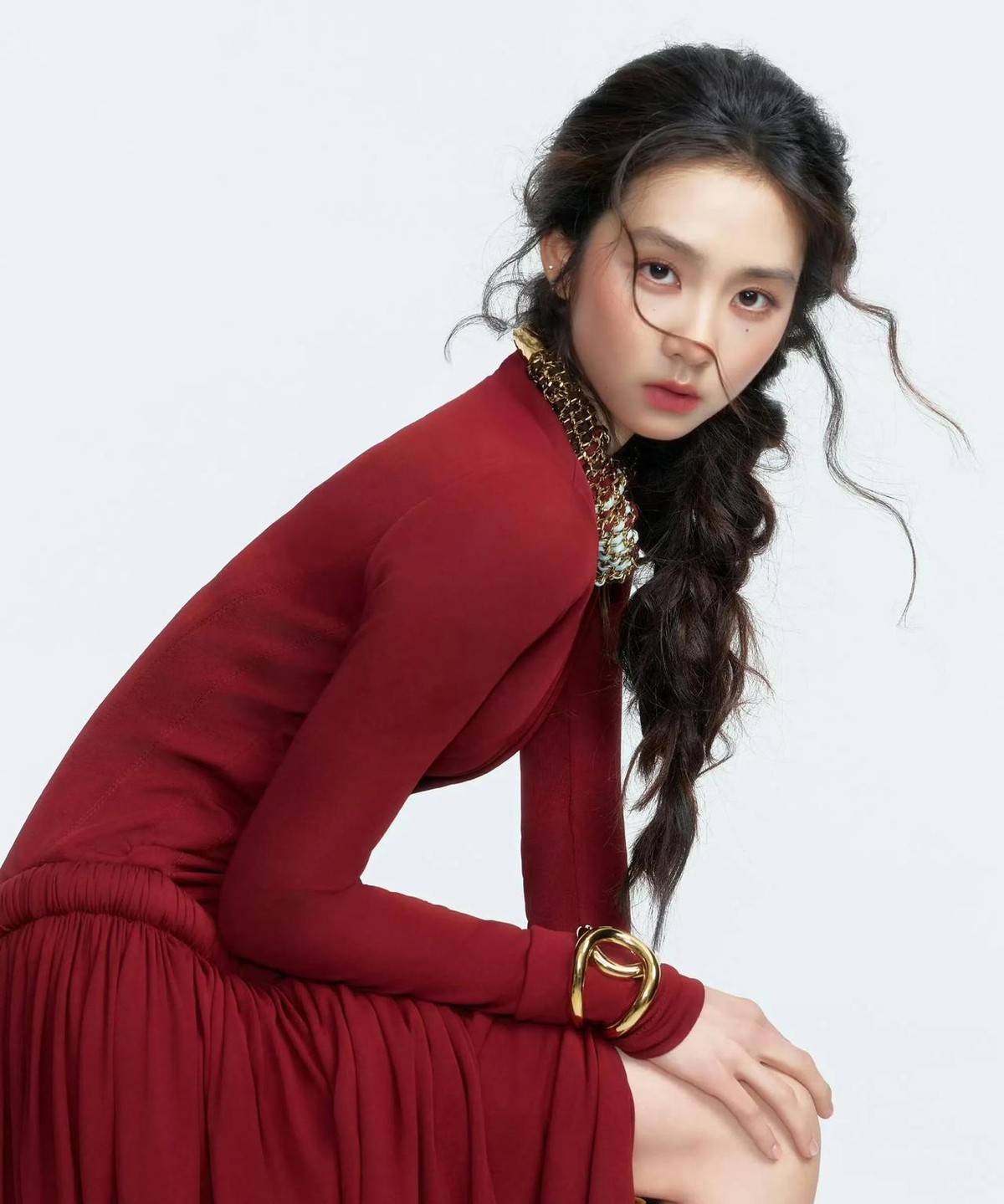 十万的裙子与蹲下来的膝盖
2026年10月23日，黄多多穿了一条香奈儿酒红色长裙站上VOGUE红毯。这条裙子官方定价118800元，是品牌2026秋冬系列的秀场原版。同一天晚上，热搜上挂着她的名字，评论区吵成两拨：一拨说“香奈儿公主”，另一拨说“小孩偷穿大人衣服”。
这不是她第一次被拆成两半看。
一