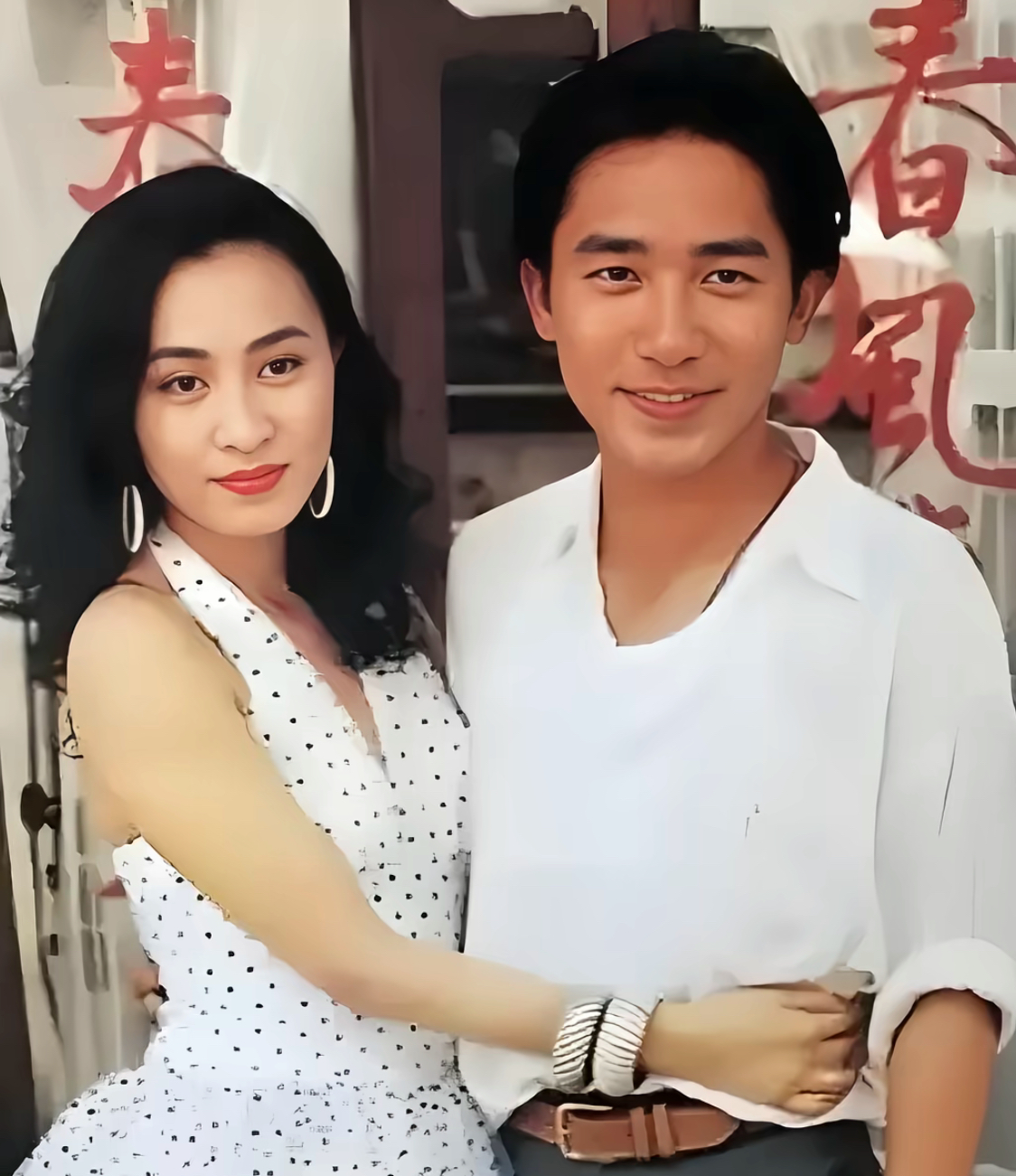 梁朝伟（64岁）与刘嘉玲（59岁）结婚18相恋超38年，感情稳定恩爱，是娱乐圈少有的“动静互补”型模范夫妻，相处模式成熟默契。港圈有个很有意思的说法，圈内最难邀约的三个人，王菲、周星驰、梁朝伟，性子各有各的清冷，可偏偏这几个人，都愿意给刘嘉玲面子。