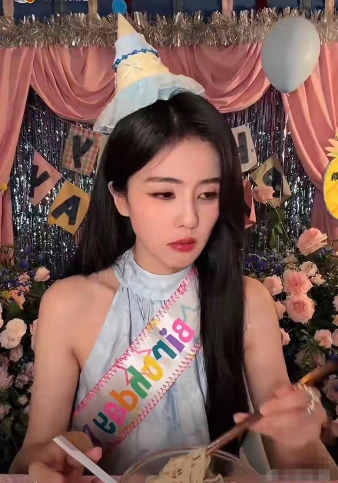 32岁白鹿生日
怕吃面不雅观，主动躲镜头外吃。原因是部分网友和粉丝提醒白鹿吃饭不雅观，一点不优雅。其实作为明星确实要注意吃相，你吃演员这碗饭，就得时刻保持完美，要不然岂不是什么人都能当明星？