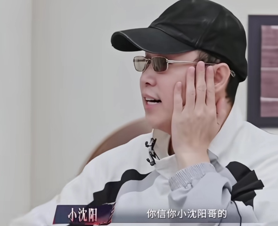 小沈阳让唐九洲扮戏曲的扮相，不是因为他太自信，也不是因为他随口一说，而是因为小沈阳的眼光太厉害了，小沈阳：“你信你小沈阳哥的，我都干半辈子了。”唐九洲：“好。”
唐九洲的脸确实是挺适合戏曲的扮相的，一出来太惊艳了，简直都不敢相信是他本人。
小沈阳多年的经验让他有这个自信，坚信唐九洲适合这个妆造，而且