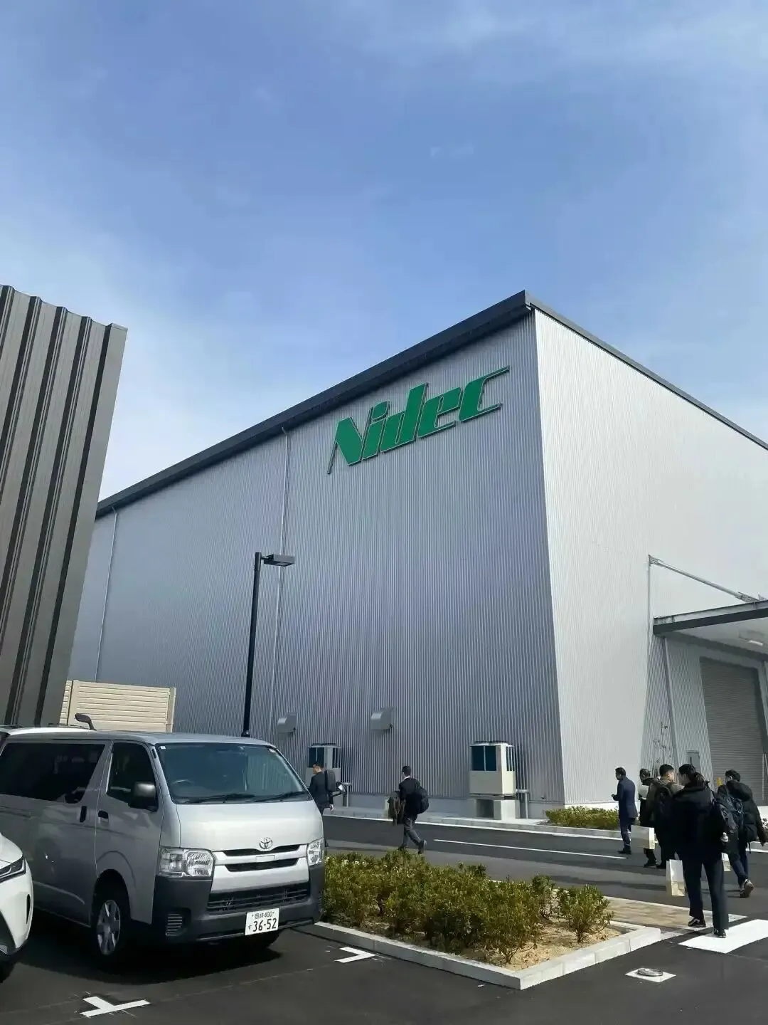 日本又双叒叕有大公司被曝光存在大规模的造假

日本大型电机制造企业尼得科公司4日公布的外部调查报告显示，这家企业存在大规模造假行为，已认定逾800起造假事件，涉及篡改和捏造数据、擅自变更产品设计和材料等。

尼得科公司今年5月被曝造假丑闻，一个由外部律师组成的调查委员会就此事展开调查。调 ​