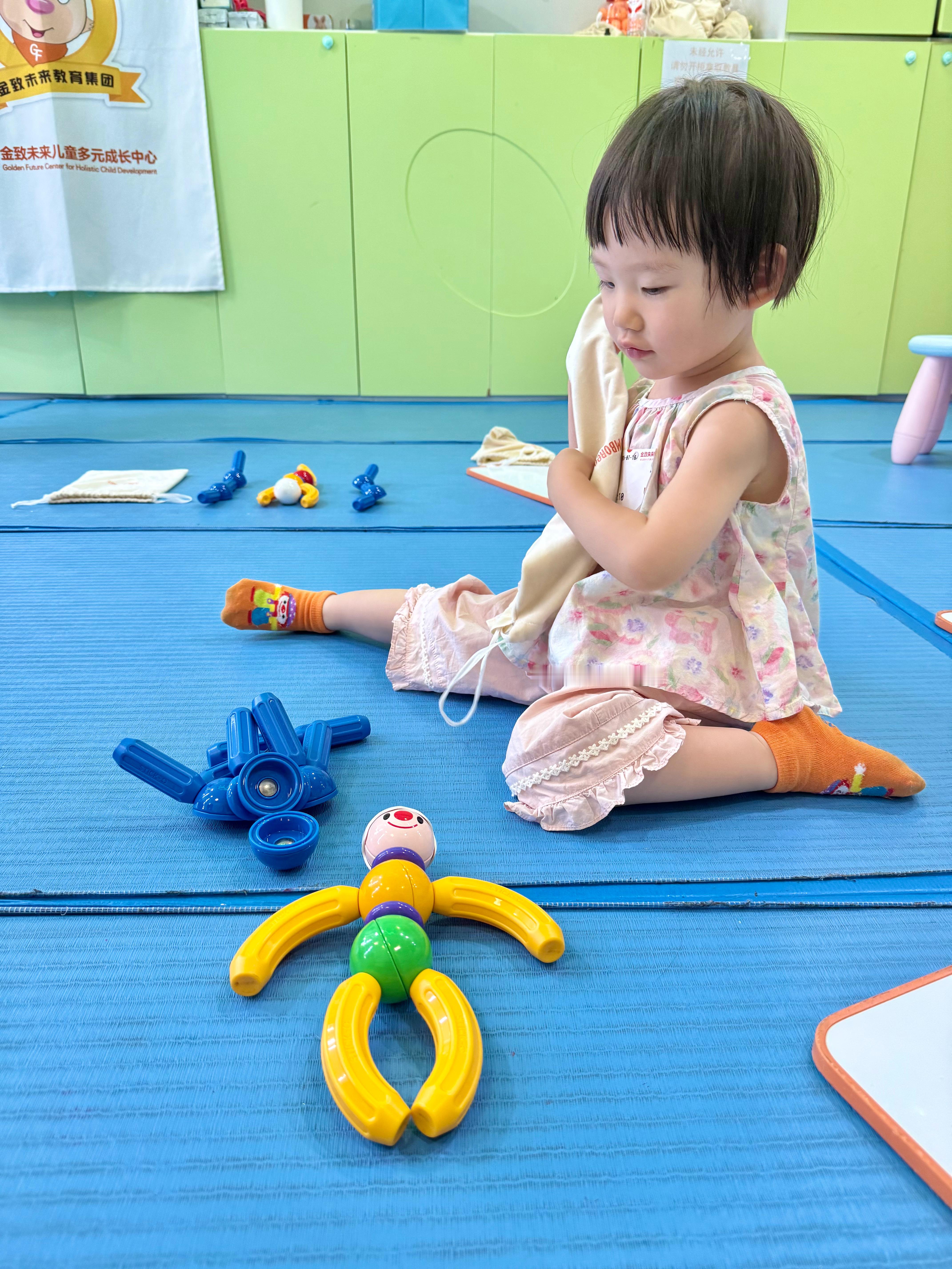 今日拼搭早教课主题Let's go summer!  让小朋友用磁力棒...