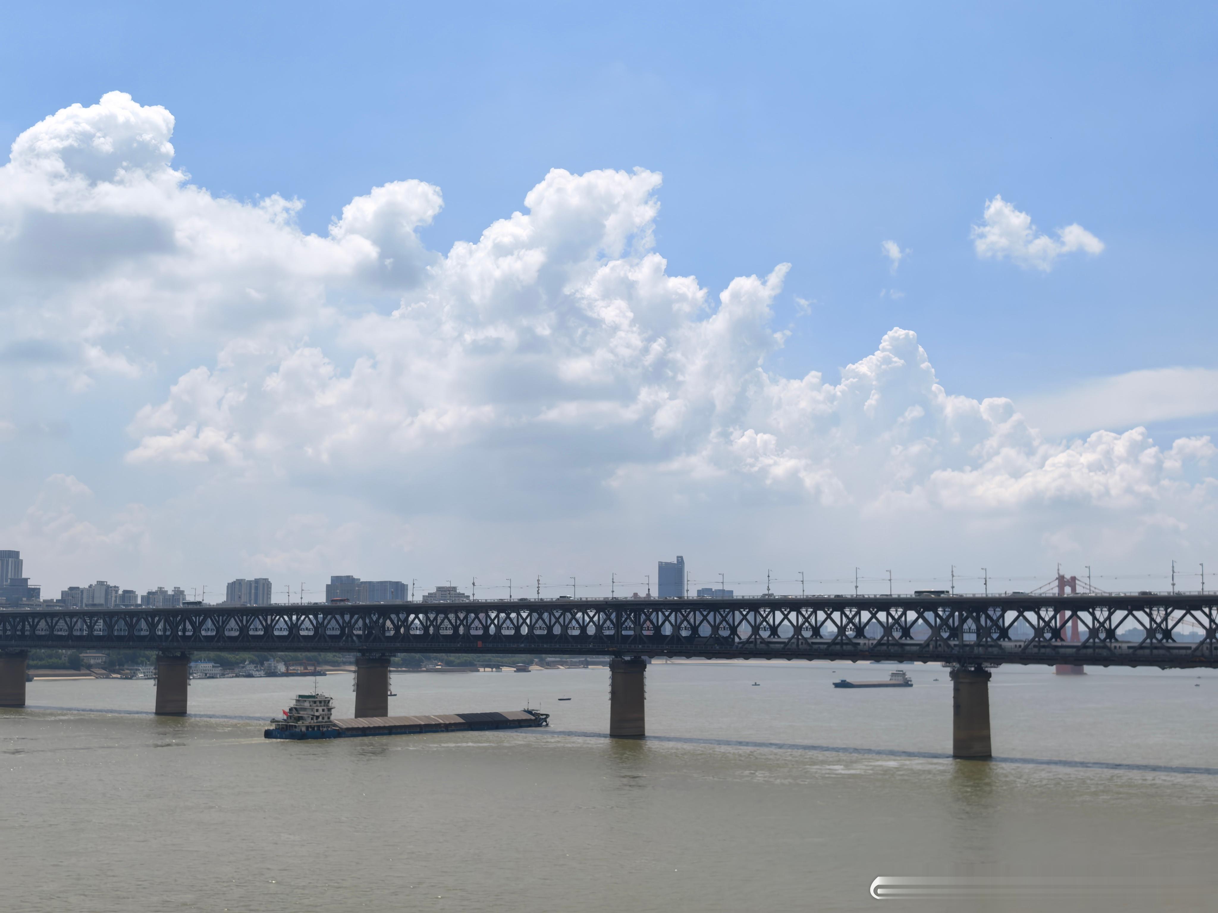 高油价时代，燃油车真的“退场”了吗？——一场渐进式转型，而非终结式告别
文/刘洪生
家人们，你们是不是觉得现在油价这么高，燃油车马上就要彻底被新能源车取代，以后路上都见不到燃油车了？其实啊，燃油车不会完全消失，但它早就不再是汽车市场的绝对主流，正在转向精准满足特定需求的场景化品类， ​