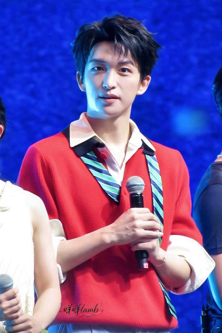 #黄子弘凡[超话]#  
托你的福 今天也很幸福
#黄子弘凡##电影数到三##电影数到三定档# ​