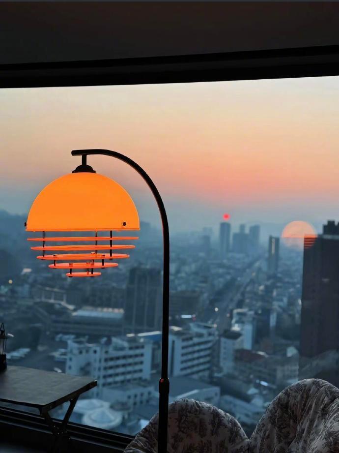#秋日宅家正当时##美好家打造指南# 
将落日送入你的房间🌇 ​