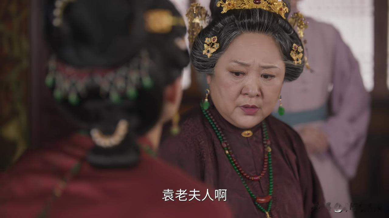 《兰香如故》最新剧情里，袁绍辉为绵延子嗣决意纳妾。林三小姐唯恐妾室进门后诞下儿子，夺走自己手中的掌家权，让自己和几个女儿再无容身之处，当即动身返回林家求助。

靠着林大奶奶、沈兰香与林锦岐从中周旋斡旋，二人最终并未走到和离那一步，反倒商定出一个折中的法子：其一，袁绍辉可以纳妾，但所选之人必须由林家敲