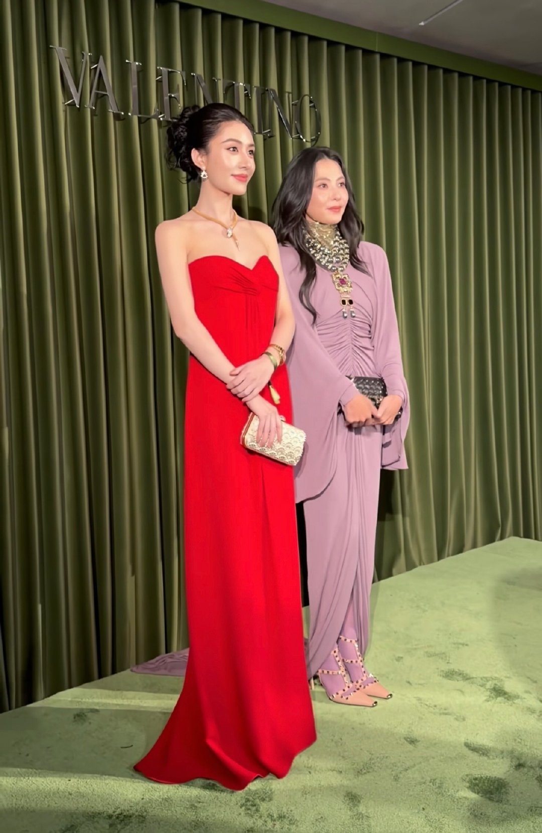 上海前滩太古里华伦天奴品牌活动，张柏芝和身着红色抹胸礼服的韩安冉同台合影。张柏芝这是被网红比下去了啊 ​