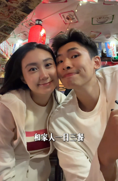 水亦诗，
真是太洒脱了！
33岁已婚已育的她，突然决定生完孩子后不找工作了！

要知道她凭学历和长相都不算太差的。清华硕士加上大台主持人的经验，即使在生完孩子后应该也有很大的事业空间，再加上爸爸水均益的资源，应该是不愁的。

只是这次的她坦言，这段时间也去各个地方找过，大学老师这种活，虽然有学校有意