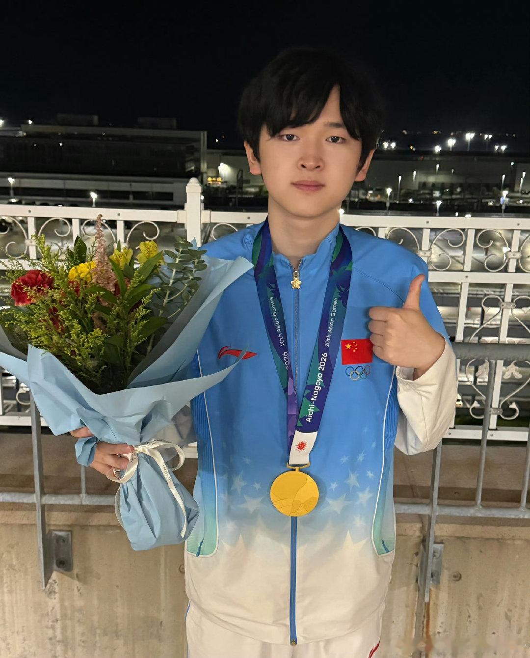 #Mrc战队[超话]#   狗儿子们爸爸刚打完yyh就回来拖航母了 幸好爸爸是超人 ​