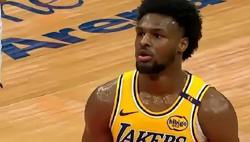 2024年NBA选秀大会，湖人在第55顺位选了布朗尼·詹姆斯。当时勒布朗对外说，父子同队打球，分量跟拿冠军戒指一样重。两年后，勒布朗去了费城76人，签的是两年800万美元。布朗尼没跟着走。
2026年10月，Heavy记者Sean Deveney发了一篇报道。一位NBA球队高管在里面说，其他球队确实