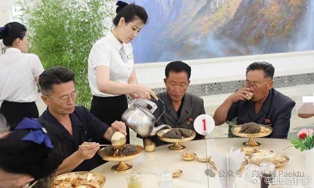 在将军的伟大且无比正确的治理下，平壤老干部每日吃得好，穿得体面，喝大同江啤酒！生活水平丝毫不亚于欧美人民！
平时出行主要靠自行车，因为要考虑绿色出行所以不得已才不开汽车！为了实现碳中和，平壤决定大力发展绿色新能源汽车。

#婚内强奸案男子性侵妻子拍下视频# ​