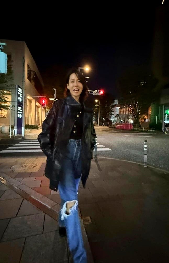 别信“男人天生不会拍照”这种鬼话，放大孙艺珍墨镜里的倒影，全露馅了。

8月5号她刚吐槽完老公拍照像怼脚变形金刚，月底立马改口猛夸技术突飞猛进。网友拿着放大镜一扒拉，照片倒影里，一米八几的玄彬为了找个显腿长的角度，硬是劈着叉、撅着屁股快趴草地上了。

这哪是技术开窍，这是爱意在撑腰。当初广角乱拍被嫌