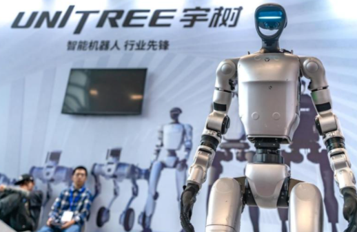 敲钟才几天，宇树最大背锅侠出现？终于知道王兴兴为什么黑脸

宇树上市短短四个交易日市值蒸发超2000亿，股价从1100元腰斩到603元，王兴兴在现场更是全程黑脸。但实际上，我们对这种新股的极端行情，理论上应该早就已经祛魅，而有更深刻的认知才对。
因为我们对这种资本游戏的本质了解是最深的。所谓的开盘暴