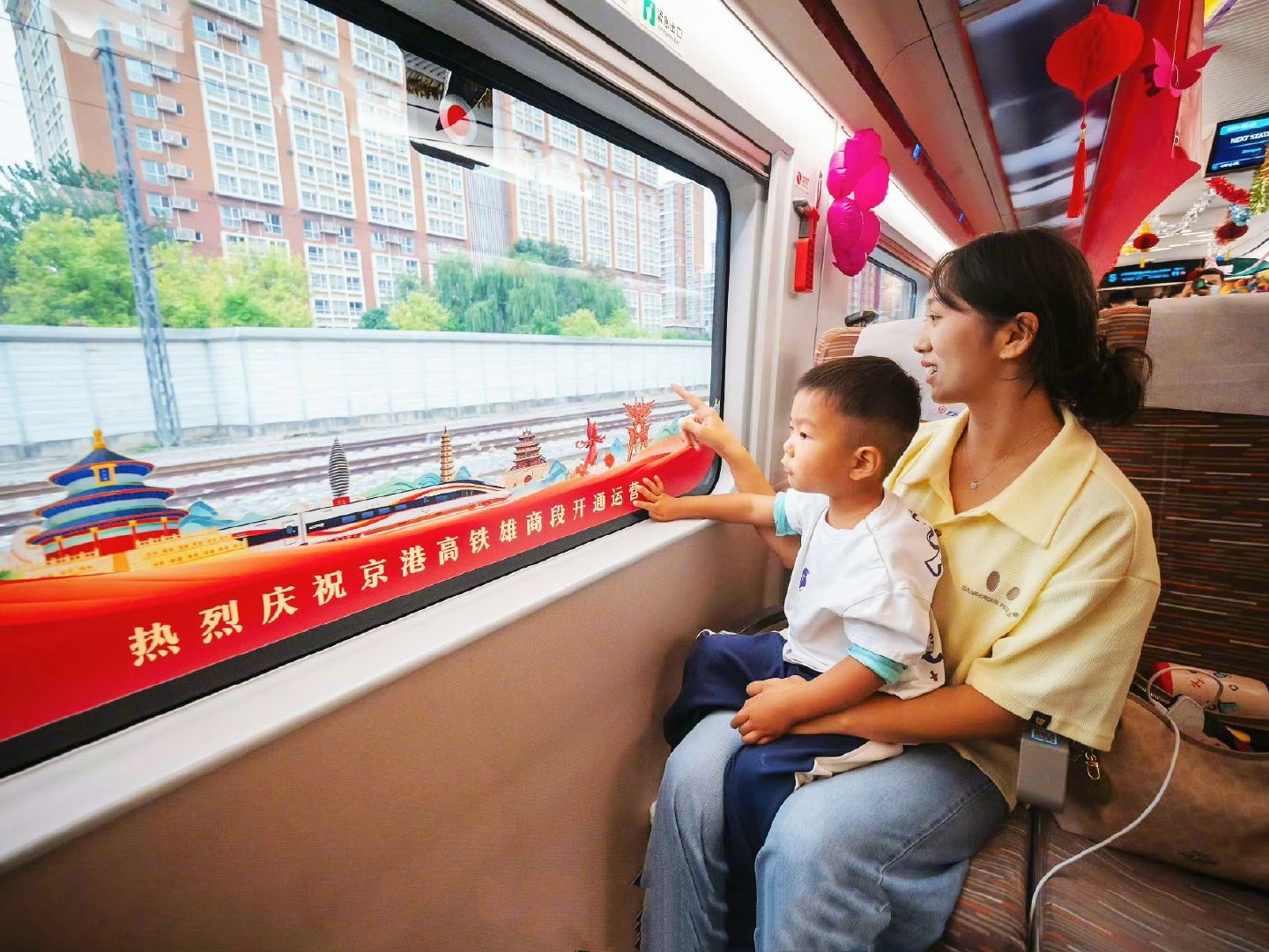 9月28日，京港高铁雄商段开通运营。北京西站站台上旅客们纷纷拍照留念并欣喜地登上列车。8点06分，经由京港高铁雄商段（出京方向）的首趟列车G3935次正点发车。 ​