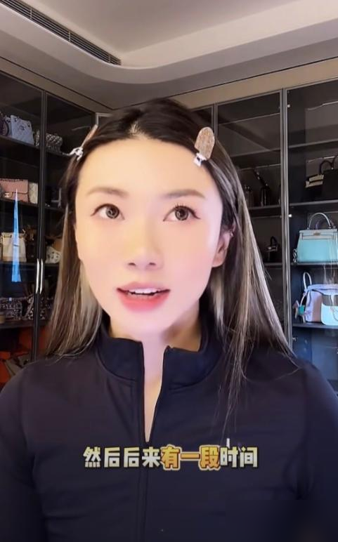 程晓玥在直播里把当年跟郑恺分手那点事全抖搂出来了，说自己是被分手的那个。
最狠的细节是，郑恺团队为了宣传新剧，没跟她打招呼，直接炒隐婚话题。她说那种感觉就是隐私被人拿去当博眼球的工具，特别不被尊重。
加上那阵子她爸重病，她脾气急，郑恺忙事业顾不上，俩人就像拉紧的皮筋，绷着绷着就断了。她说成年人的