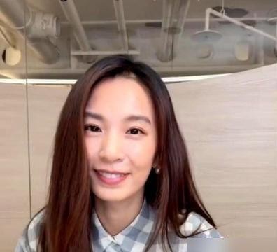 田馥甄这回是真不按套路出牌。直播里有人起哄让她解扣子，她没装没听见，也没翻脸，顺着话头回了一句“打赏到肚脐也行”，把冒犯轻轻挡回去。新专辑《要去什么地方》九月上线，六年没发片，一出来就有动静。十二月台北小巨蛋连开六场，从12号排到20号，六晚全满档，她自己还说这次“应该不会有嘉宾”，就专心唱自己的歌