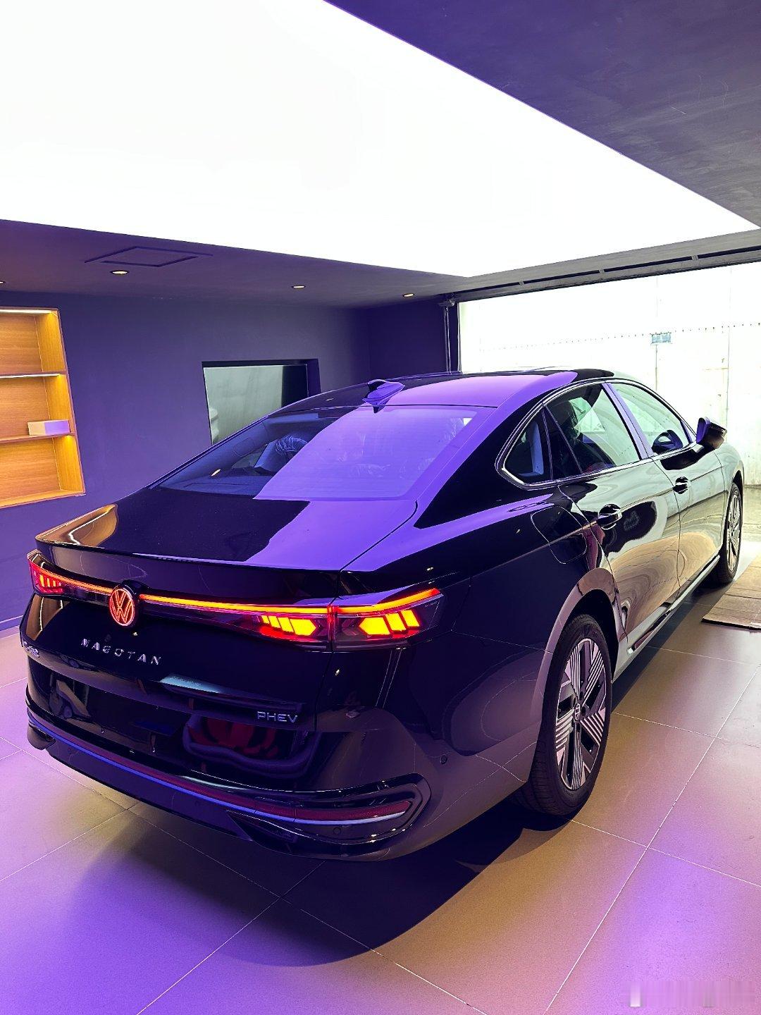#黄金超混满电出发##一汽大众黄金超混重磅上市# 一汽-大众迈腾PHEV，以黄金超混技术引领绿色出行新风尚。其搭载的黄金2.0超混动力，融合1.5T EA211 EVO II混动专用发动机，不仅动力澎湃，能效更是出众。双电全域超混架构，赋予超1400km综合续航，让全场景出行无忧。黄金驾控系统，4种驾驶模式随心切换 ​