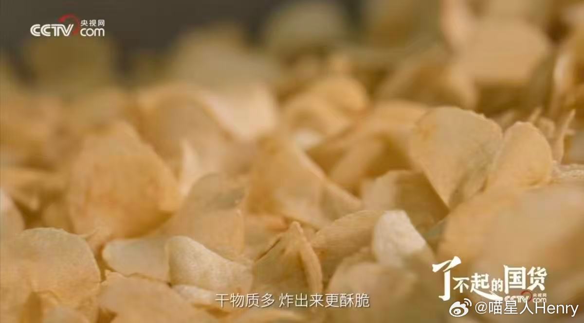 #热量不高但饱腹感很强的食物#作为薯片骨灰级选手，终于挖到懂行的款了！可比克直接用整薯现切，薄到能透光，咬下去那声脆响直接戳中爽点，没有粉压薯片的死面感，满嘴都是原生土豆香，0反式脂肪酸吃着也踏实，这才叫正经薯片。#可比克秋收溯源季# ​